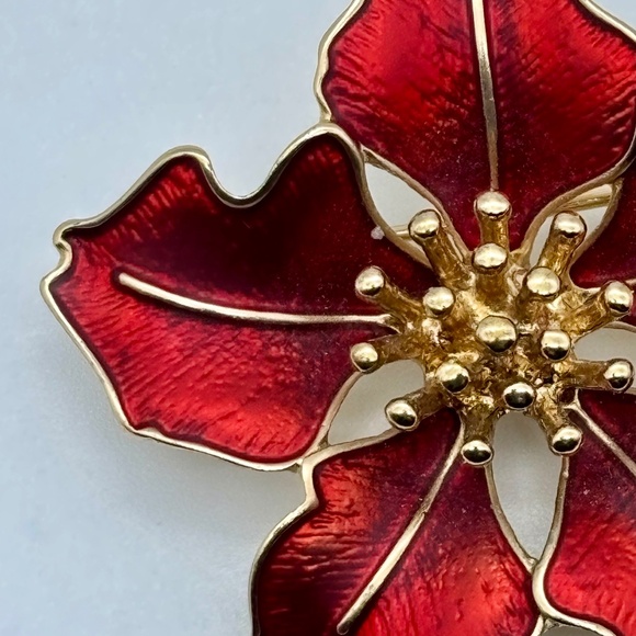 Vintage Poinsettia Brooch Red Enamel and Gold Tone Unmarked, Circa 1990s Festive - Picture 6 of 11